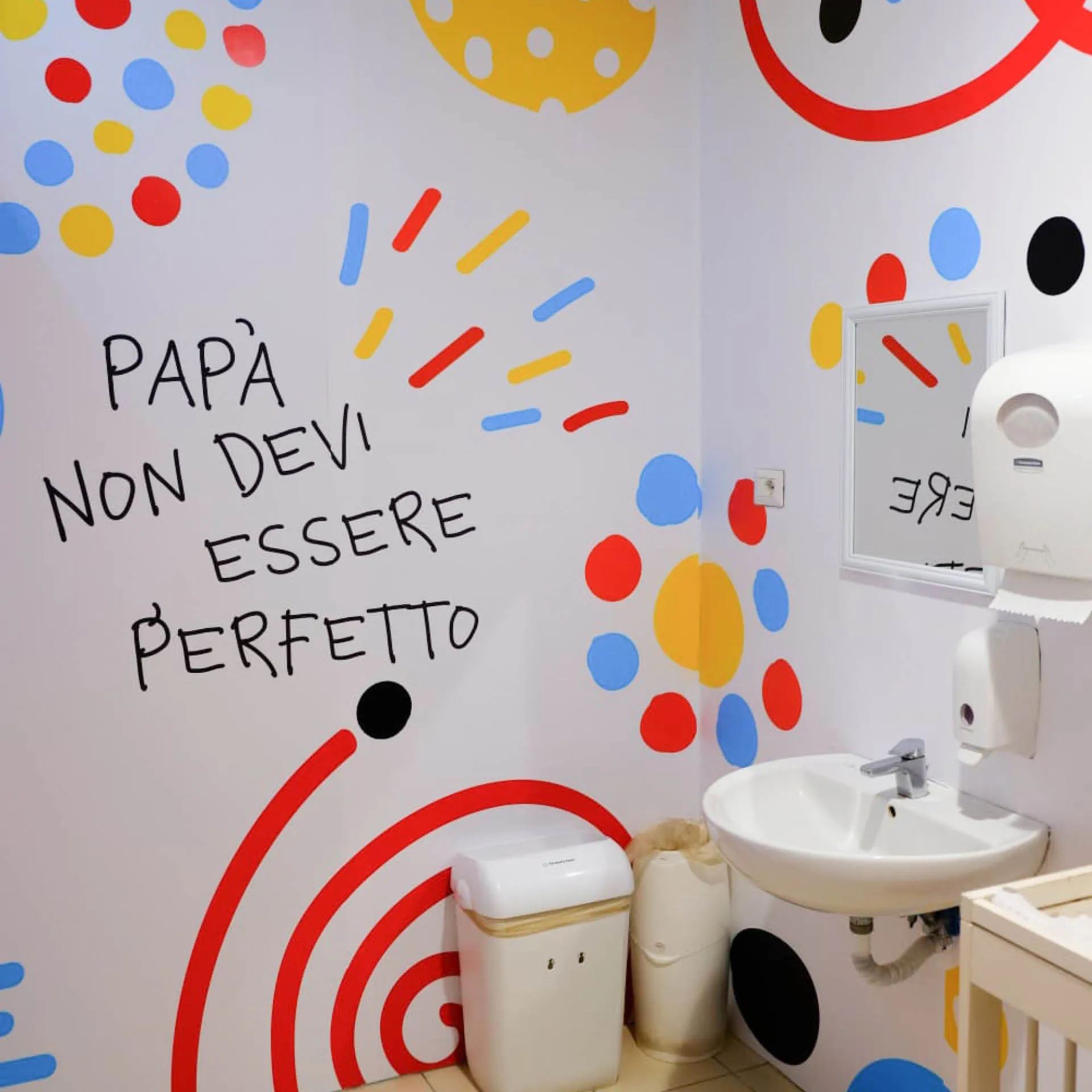 Nursery GrandApulia: parete con il messaggio “Papà: non devi essere perfetto”