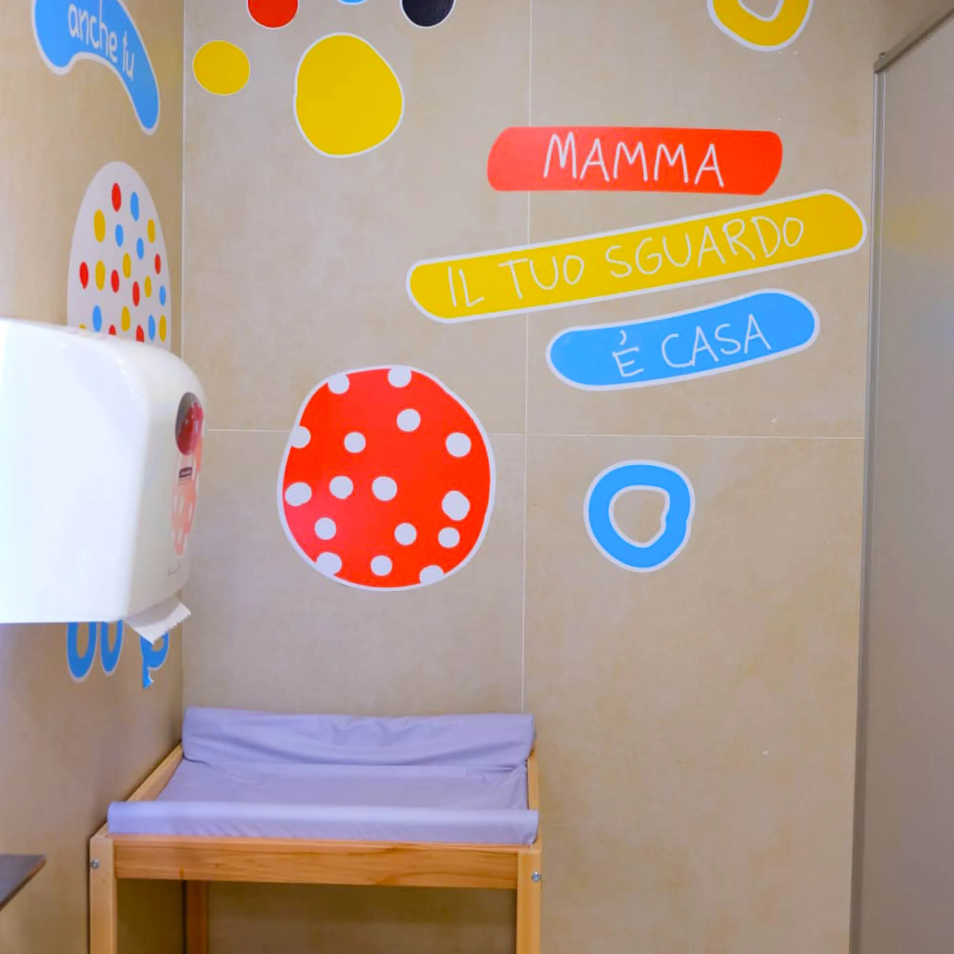 Nursery GrandApulia: area fasciatoio e decorazioni delle pareti